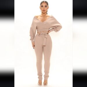 FashionNova 2 Piece Matching Set Cropped Sweater & Leggings Size Small-Medium